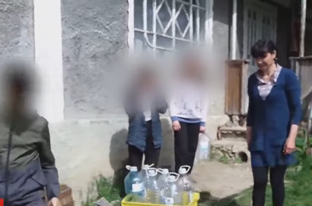 Stropită cu benzină și gonită prin sat cu tractorul: Aflați povestea cutremurătoare a unei mame cu trei copii